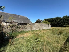 Longère en pierre – 150,76 m² – 6 pièces – 5 chambres – Terrain 6 345 m² – Dépendances – Hangar – Sous-sol complet