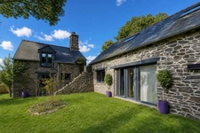 Maison familiale en pierres de caractère – 205 m² – 4 chambres – Jardin de 1 000 m² – Bréhan