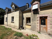 Longère en pierre – 150,76 m² – 6 pièces – 5 chambres – Terrain 6 345 m² – Dépendances – Hangar – Sous-sol complet