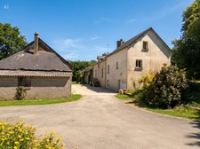 Longère en pierre – 150,76 m² – 6 pièces – 5 chambres – Terrain 6 345 m² – Dépendances – Hangar – Sous-sol complet