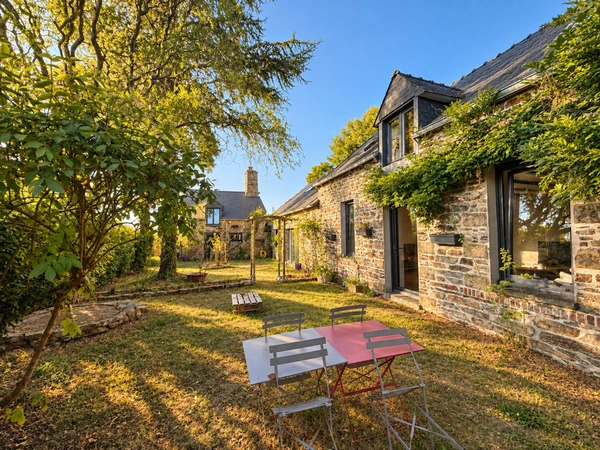 Maison familiale en pierres de caractère – 205 m² – 4 chambres – Jardin de 1 000 m² – Bréhan