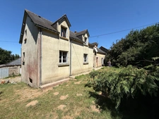 Longère en pierre – 150,76 m² – 6 pièces – 5 chambres – Terrain 6 345 m² – Dépendances – Hangar – Sous-sol complet