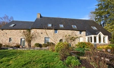 Longère en pierre de 194 m² avec jardin paysager – Landévant, Morbihan Sud