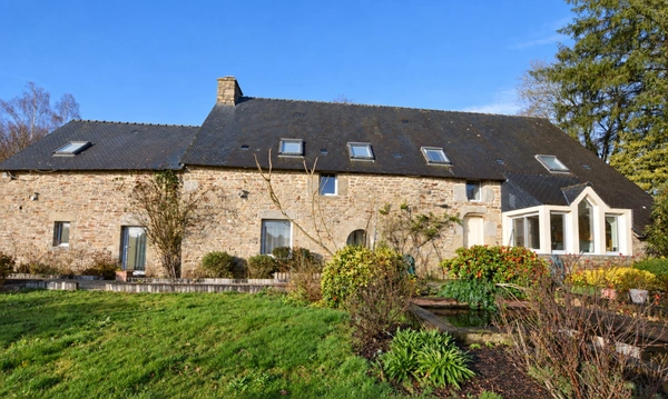 Longère en pierre de 194 m² avec jardin paysager – Landévant, Morbihan Sud