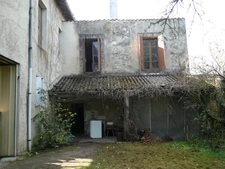 ⚜ BURIE (17) A Vendre CORPS de FERME et Ses Nombreuses Dépendances ⚜