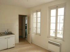 COGNAC Rue Piétonne A Vendre Local Commercial + Logement