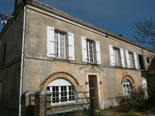⚜ BURIE (17) A Vendre CORPS de FERME et Ses Nombreuses Dépendances ⚜