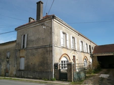 ⚜ BURIE (17) A Vendre CORPS de FERME et Ses Nombreuses Dépendances ⚜