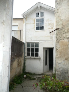 COGNAC Rue Piétonne A Vendre Local Commercial + Logement