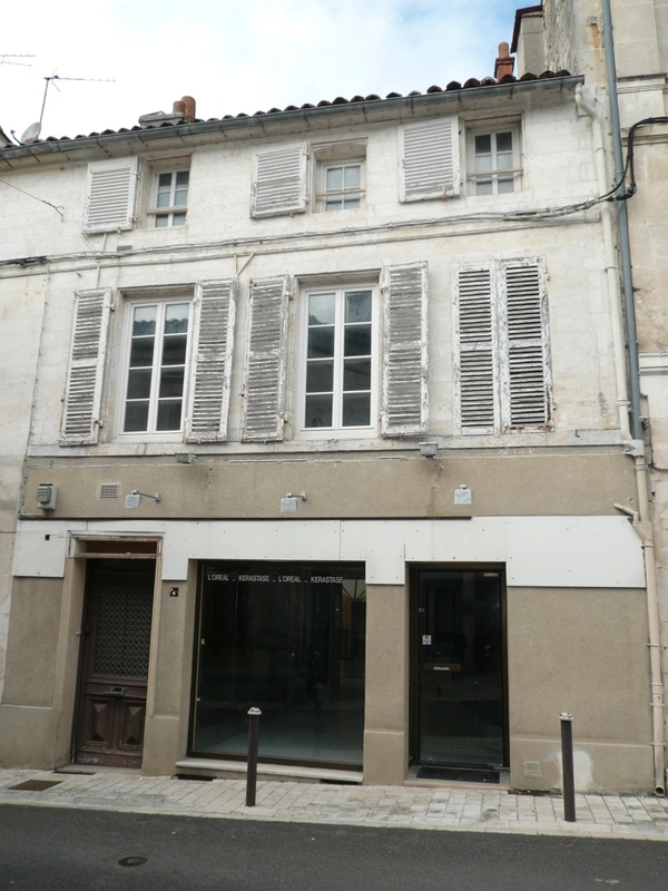 COGNAC Rue Piétonne A Vendre Local Commercial + Logement