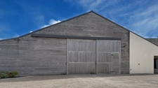 PLOZÉVET – CORPS DE FERME EN PIERRE RÉNOVÉ – 4 700 M² DE TERRAIN – VASTES DÉPENDANCES