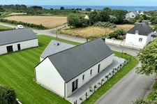 Maison contemporaine de plain-pied de 128 m² à Plouhinec, à proximité immédiate du littoral. Disponible en 2027