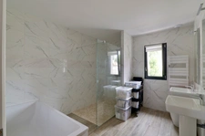 Maison contemporaine de plain-pied de 128 m² à Plouhinec, à proximité immédiate du littoral. Disponible en 2027