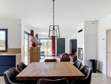 Maison contemporaine de plain-pied de 128 m² à Plouhinec, à proximité immédiate du littoral. Disponible en 2027