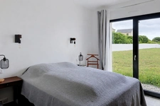 Maison contemporaine de plain-pied de 128 m² à Plouhinec, à proximité immédiate du littoral. Disponible en 2027