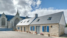 PLOZÉVET – CORPS DE FERME EN PIERRE RÉNOVÉ – 4 700 M² DE TERRAIN – VASTES DÉPENDANCES