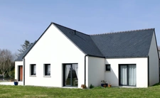 Maison contemporaine de plain-pied de 128 m² à Plouhinec, à proximité immédiate du littoral. Disponible en 2027