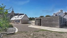 PLOZÉVET – CORPS DE FERME EN PIERRE RÉNOVÉ – 4 700 M² DE TERRAIN – VASTES DÉPENDANCES
