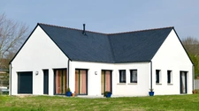 Maison contemporaine de plain-pied de 128 m² à Plouhinec, à proximité immédiate du littoral.
