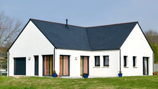 Maison contemporaine de plain-pied de 128 m² à Plouhinec, à proximité immédiate du littoral. Disponible en 2027