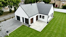 Maison contemporaine de plain-pied de 128 m² à Plouhinec, à proximité immédiate du littoral. Disponible en 2027