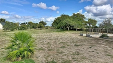 PLOZÉVET – CORPS DE FERME EN PIERRE RÉNOVÉ – 4 700 M² DE TERRAIN – VASTES DÉPENDANCES