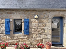 PLOZÉVET – CORPS DE FERME EN PIERRE RÉNOVÉ – 4 700 M² DE TERRAIN – VASTES DÉPENDANCES