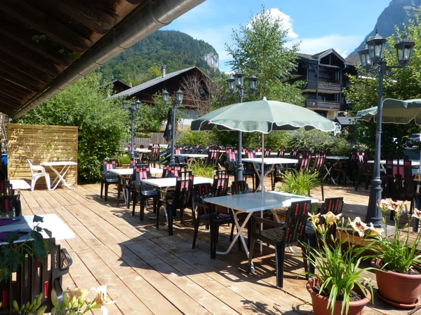 Murs commerciaux, Fonds de commerce, et appartement T5 à vendre SAMOENS (74)
