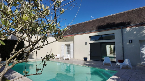 Maison de caractère avec jardin, piscine et patio au coeur d'Olivet.