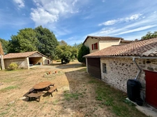 Maison de caractère avec piscine et nombreuses dépendances dans un environnement paisible