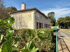 Maison de caractère avec piscine et nombreuses dépendances dans un environnement paisible