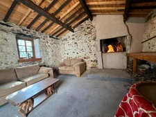 Maison de caractère avec piscine et nombreuses dépendances dans un environnement paisible