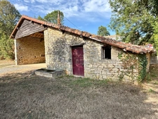Maison de caractère avec piscine et nombreuses dépendances dans un environnement paisible