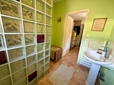 Maison de caractère avec piscine et nombreuses dépendances dans un environnement paisible