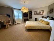 Le charme de l'ancien, le confort d'une rénovation soignée et un extérieur pensé pour profiter… sans les contraintes d'un grand terrain à entretenir.