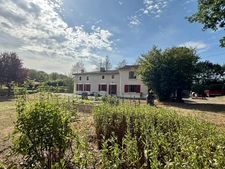 Maison de caractère avec piscine et nombreuses dépendances dans un environnement paisible