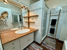 Le charme de l'ancien, le confort d'une rénovation soignée et un extérieur pensé pour profiter… sans les contraintes d'un grand terrain à entretenir.