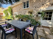 🌿 FENIOUX – Le calme absolu, de beaux volumes et une piscine !