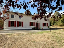 Maison de caractère avec piscine et nombreuses dépendances dans un environnement paisible