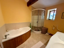 Maison de caractère avec piscine et nombreuses dépendances dans un environnement paisible