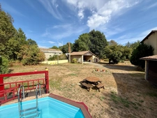 Maison de caractère avec piscine et nombreuses dépendances dans un environnement paisible
