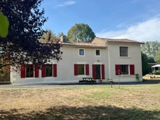 Maison de caractère avec piscine et nombreuses dépendances dans un environnement paisible