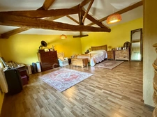 Maison de caractère avec piscine et nombreuses dépendances dans un environnement paisible
