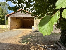 Maison de caractère avec piscine et nombreuses dépendances dans un environnement paisible