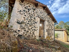 Maison de caractère avec piscine et nombreuses dépendances dans un environnement paisible