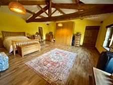 Maison de caractère avec piscine et nombreuses dépendances dans un environnement paisible