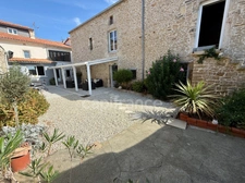 🏡 CHAMPDENIERS – Maison de caractère rénovée de 175 m² avec 135 m² de dépendances et fort potentiel