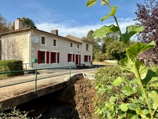Maison de caractère avec piscine et nombreuses dépendances dans un environnement paisible