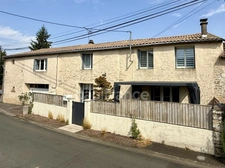 Le charme de l'ancien, le confort d'une rénovation soignée et un extérieur pensé pour profiter… sans les contraintes d'un grand terrain à entretenir.