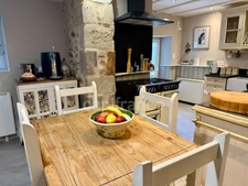 🌿 FENIOUX – Le calme absolu, de beaux volumes et une piscine !
